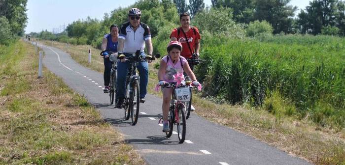 Iubitorii mersului pe bicicletă pot pedala din nou până în Serbia