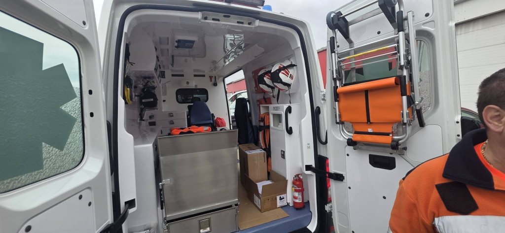 Servicii de urgență mai rapide în Valea Almăjului Centrul Medical Bozovici a fost dotat cu o nouă ambulanță performantă