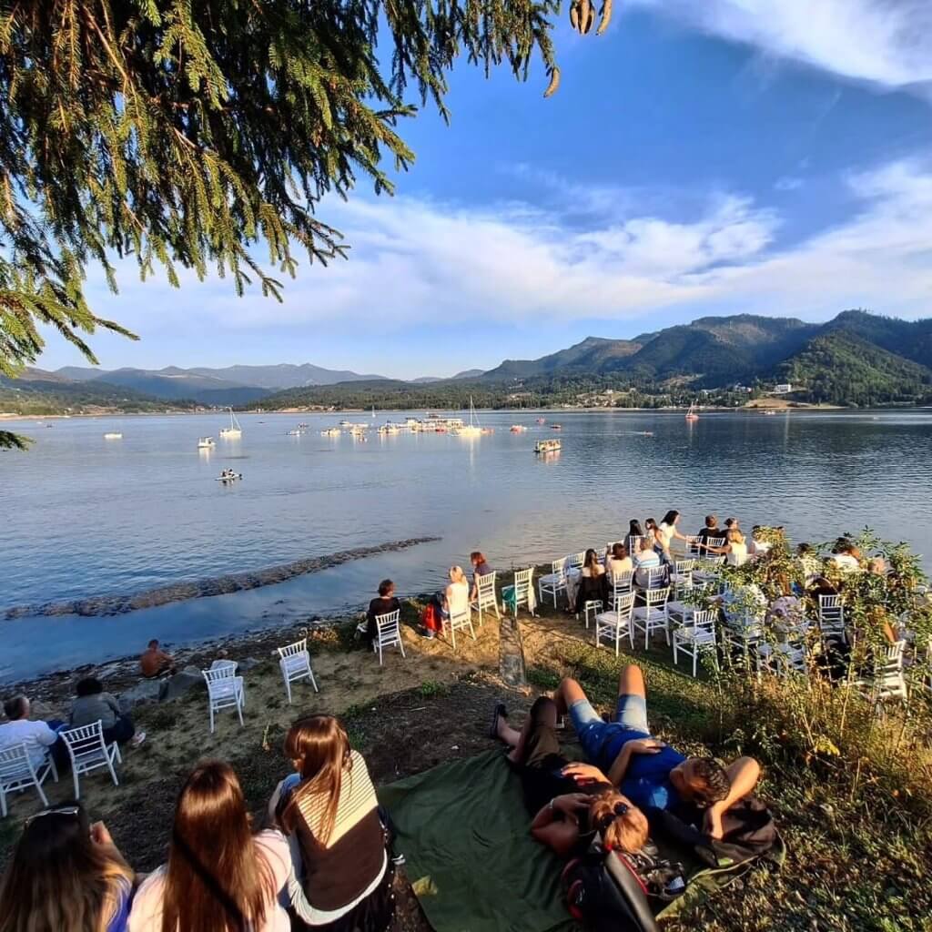 Muzica a plutit peste Colibița. Orchestra New Hope a transformat lacul într-o scenă, într-un concert spectaculos