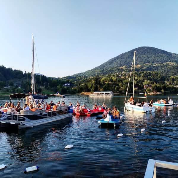 Muzica a plutit peste Colibița. Orchestra New Hope a transformat lacul într-o scenă, într-un concert spectaculos