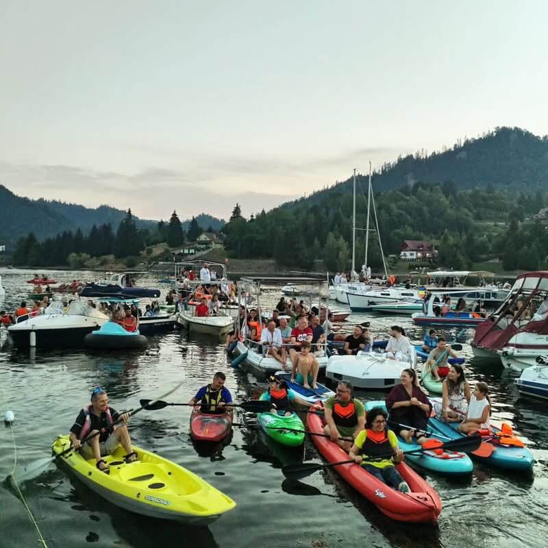 Muzica a plutit peste Colibița. Orchestra New Hope a transformat lacul într-o scenă, într-un concert spectaculos