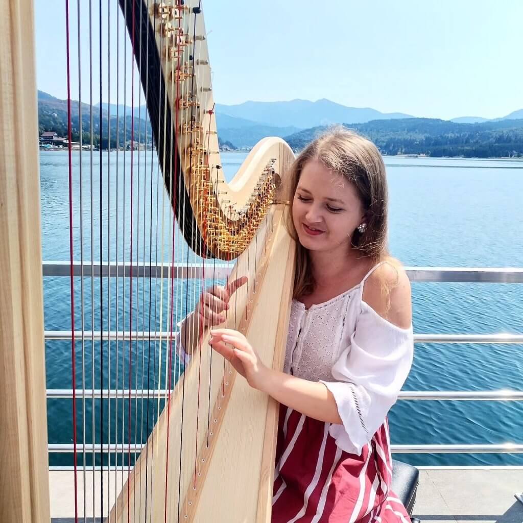 Muzica a plutit peste Colibița. Orchestra New Hope a transformat lacul într-o scenă, într-un concert spectaculos