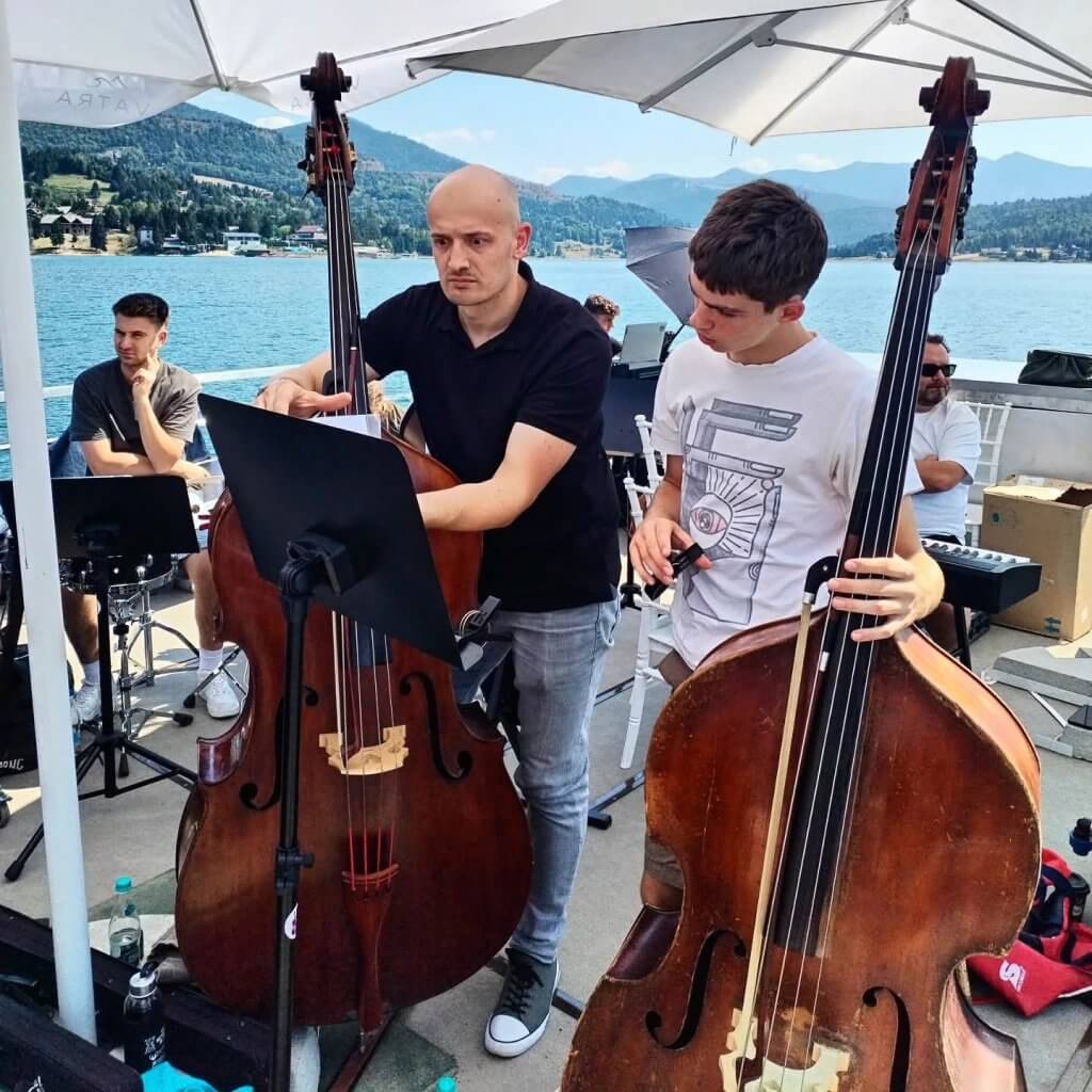 Muzica a plutit peste Colibița. Orchestra New Hope a transformat lacul într-o scenă, într-un concert spectaculos