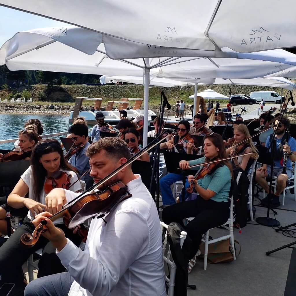 Muzica a plutit peste Colibița. Orchestra New Hope a transformat lacul într-o scenă, într-un concert spectaculos