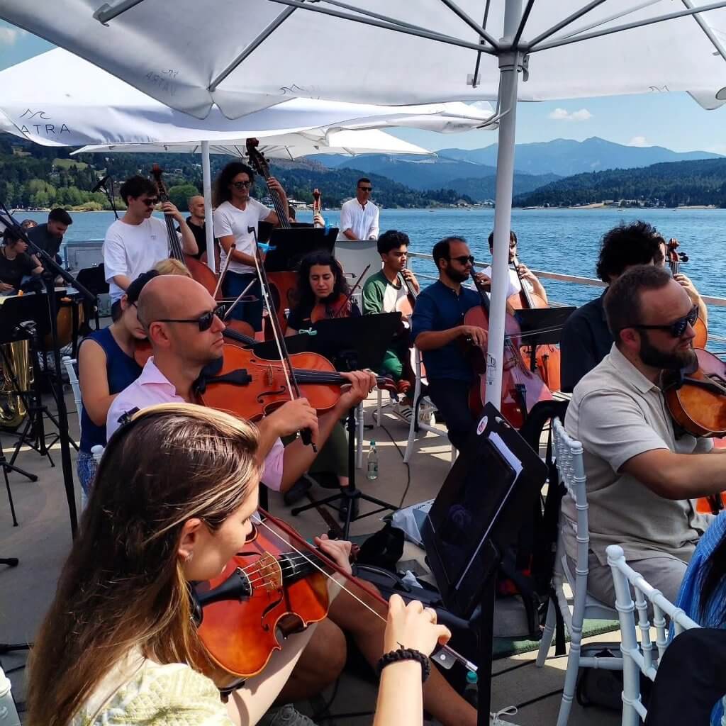 Muzica a plutit peste Colibița. Orchestra New Hope a transformat lacul într-o scenă, într-un concert spectaculos