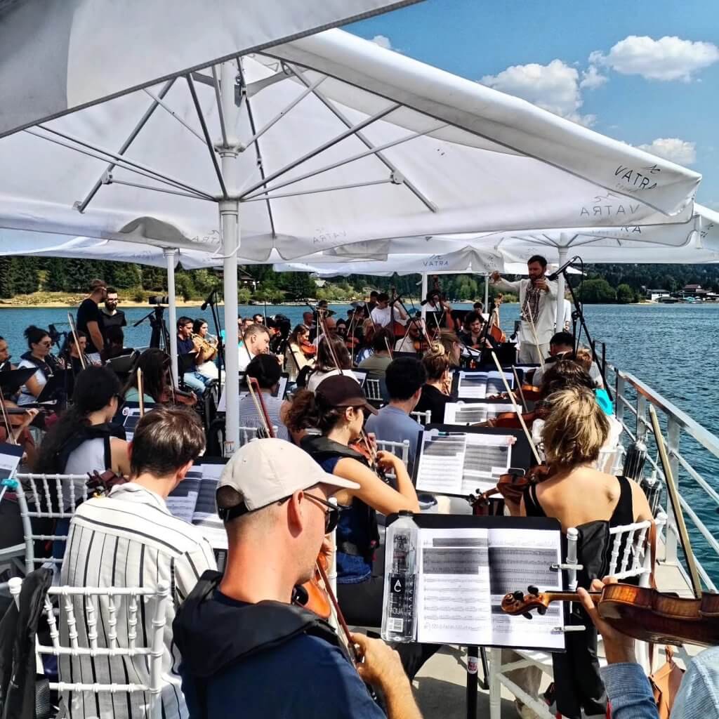 Muzica a plutit peste Colibița. Orchestra New Hope a transformat lacul într-o scenă, într-un concert spectaculos